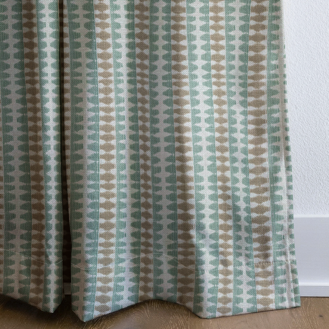 dwm:LR504673:corner_closeup_cropped