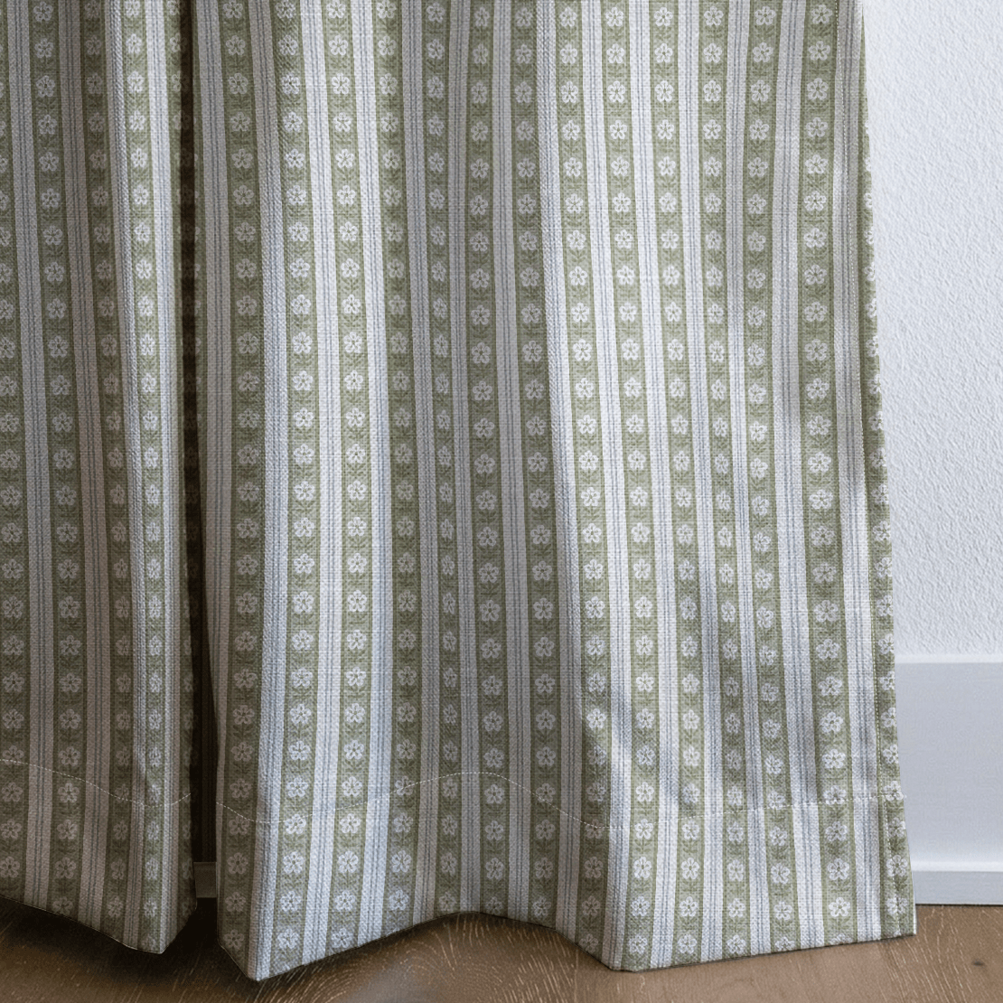 Cottage Daisy Chain - Curtain Panel - The Drapery